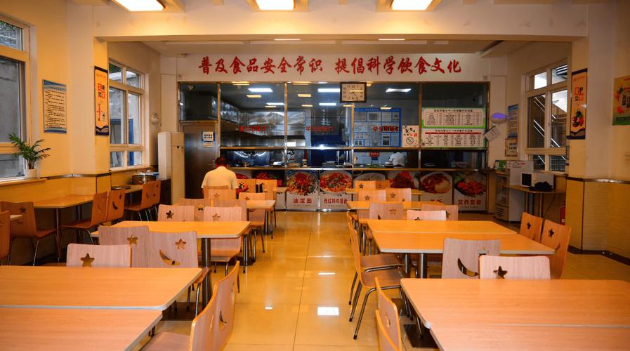重视促进教育资源共享,加强"名师送教",跟进"课后服务",辅助"军事管理